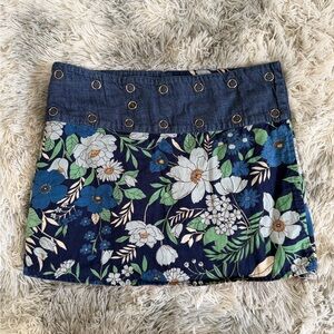 Reversible patterns and Size adjustable mini skirt